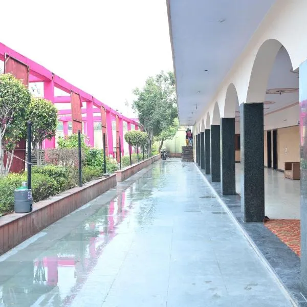 Hotel Mukund Dham-Near Mathura Railway Station, hotel en Mathura