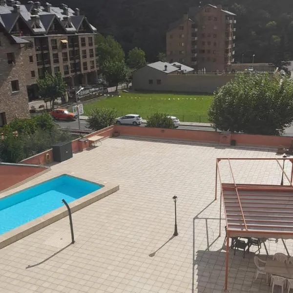 Apartamento dúplex acogedor con piscina en Rialp, hótel í Rialp