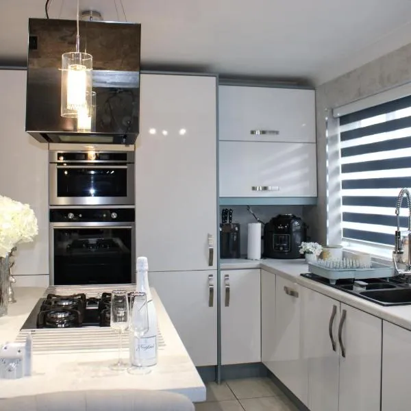 Stylish 4-Bedroom House near NEC/BHX, hotel v destinaci Solihull