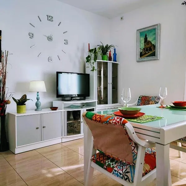 Apartamento La flor de Mayo, готель у місті Альколеа