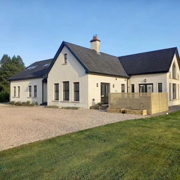 Kilskeery Lodge, modern country house with hot tub、Kilskeeryのホテル