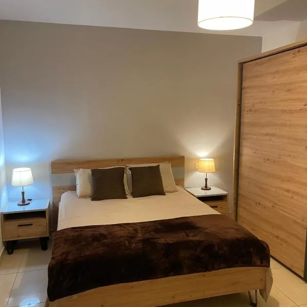 Spinola Bay Apt - Beatiful 3-Double Bed apt near beach in Prime Location, hotel in St. Julianʼs