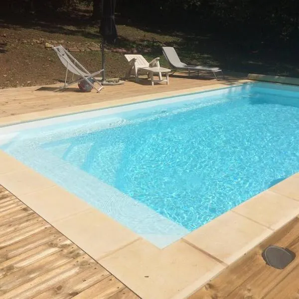 Maison chaleureuse avec piscine, hotel en Padirac