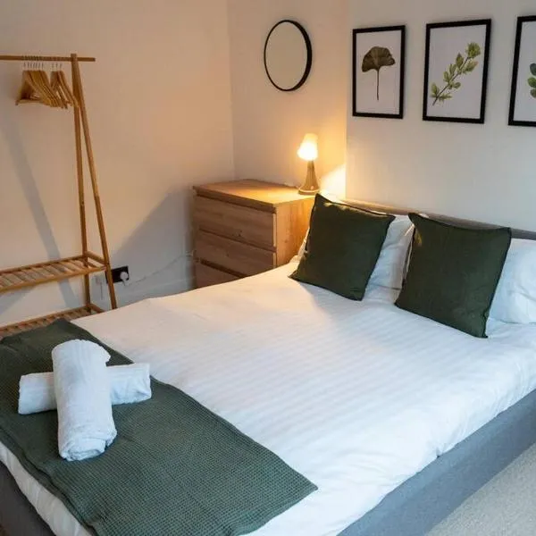 Calm Cosy House with Beautiful Riverside Walk to Centre, hotel in York
