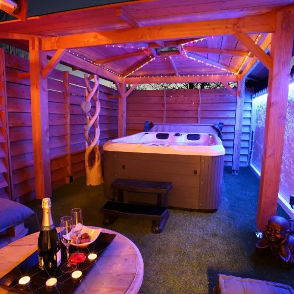 Lovina Chambre de charme avec jaccuzi、Velauxのホテル