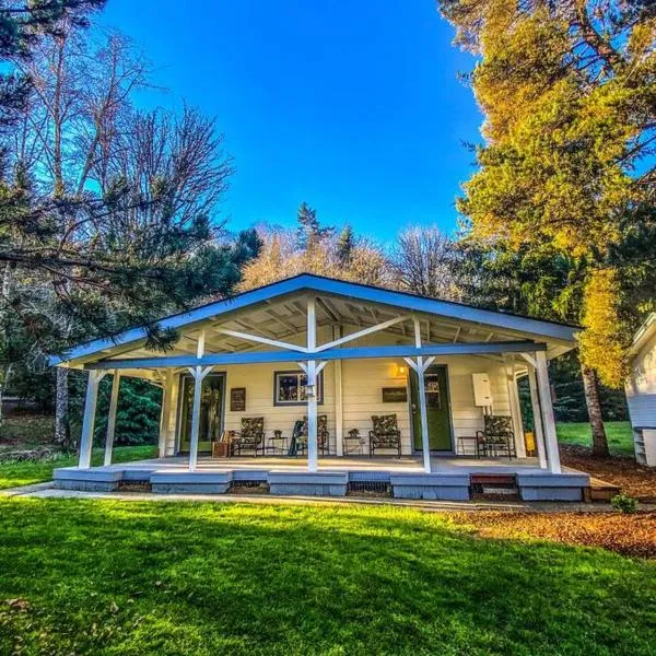 Bright, Updated Waterfront Cottage Pets Welcome!, hotel em Longview