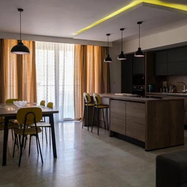 Modern 3 bedroom Apartment in Luqa (Sleeps 6), viešbutis mieste Luka