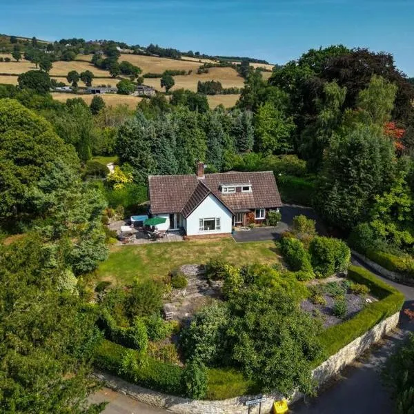 A spacious hidden gem with hot tub, lovely garden & views、キングトンのホテル