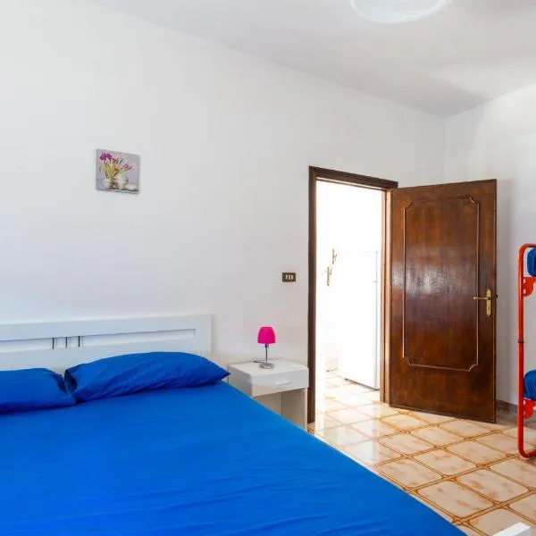 Appartamento climatizzato a 30 m dalla spiaggia con vista mare, hotel v destinaci Torre Mozza