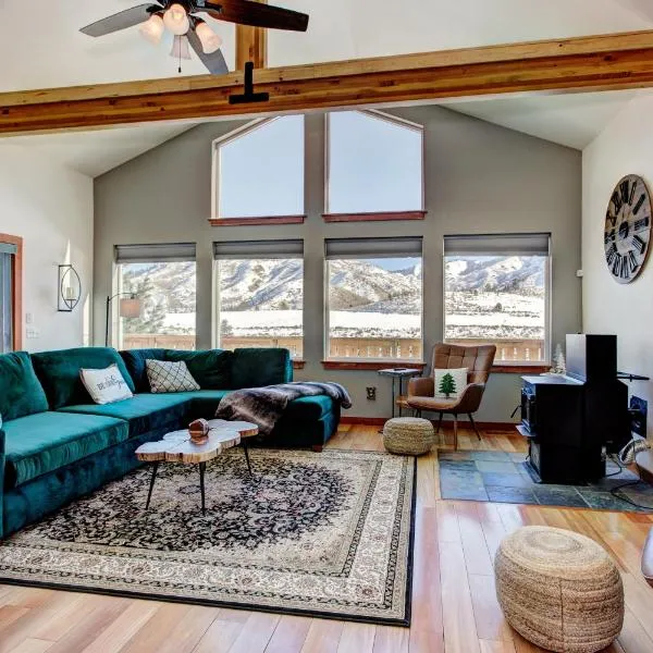 Twin Pines Cabin in Wilderness Ranch on Hwy 21, AMAZING Views, 20 ft ceilings, fully fenced yard, pet friendly, , Go paddle boarding at Lucky Peak, or snowshoeing in Idaho City and take in the hot springs, sleeps 10!, hotel in Boise
