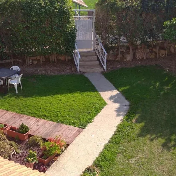 Jordan Valley one room apartment, hotell i Menaẖemya