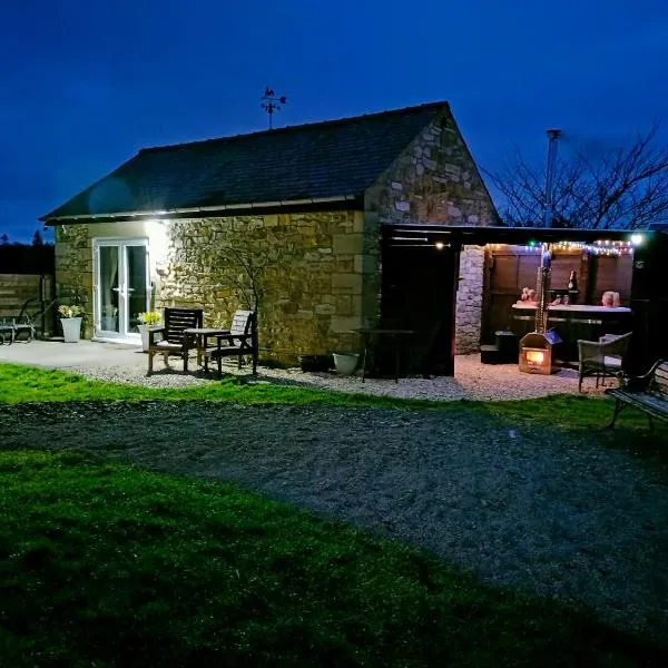 The Hideaway with hot tub, hotel v destinácii Chathill