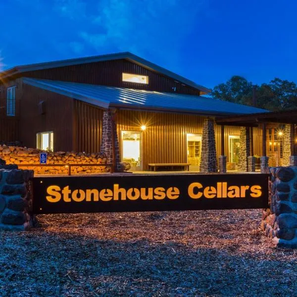 Bed and Barrel at Stonehouse Cellars, hotel en Clearlake Oaks