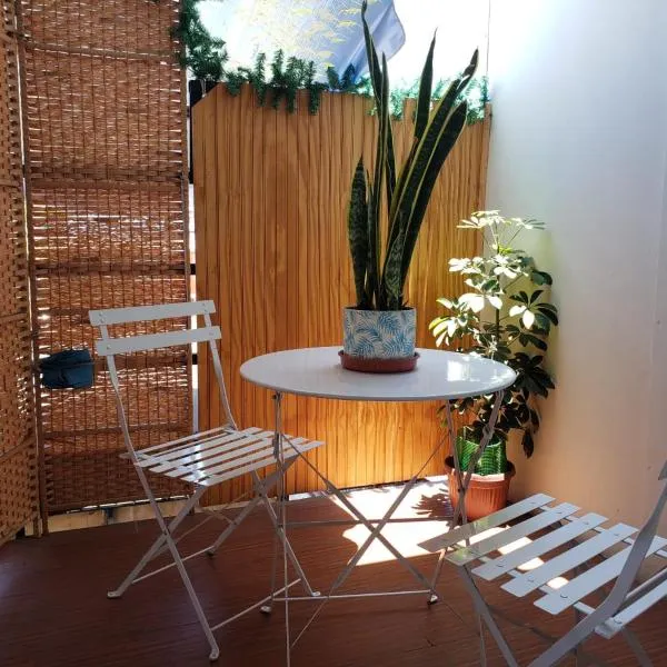 Un lugar encantador con una pequeña terraza, hotel en Iquique