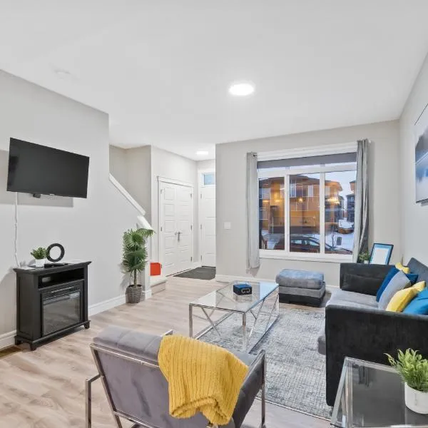 Stylish Home Base for Short or Long Stays, hotel in Edmonton