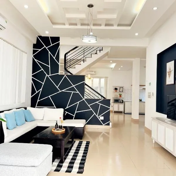 5 Bedroom Villa in Vung Tau- Biệt thự 5 phòng Bãi sau- The Black & White Garden Villa, hotel in Xã Thang Tam