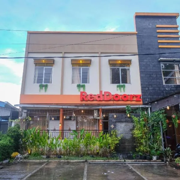 RedDoorz near Jalan Wolter Monginsidi Manado，美娜多的飯店