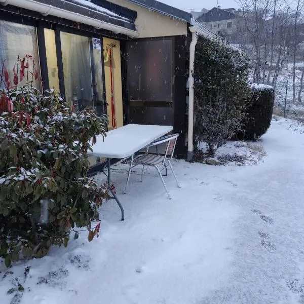 LES FONTANILLES odeillo chalet 60 WIFI & PARKING gratuit exposé plein sud & plein pied , draps & serviettes de toilettes non inclus, sabanas y toallas no incluidos, hotel v mestu Font Romeu Odeillo Via