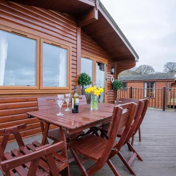 Chalet Loch Leven Lodge 12 by Interhome, hotel v destinaci Kinross