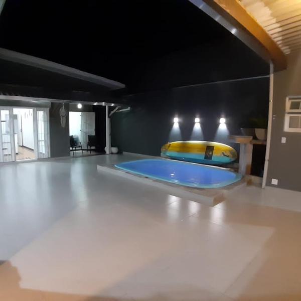 Casa com piscina, confortável e ótima localização