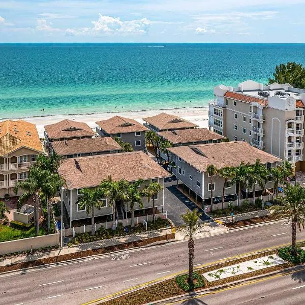 Outdoor Dining, Steps to Sand Indian Shores Condo, hotel in Clearwater Beach