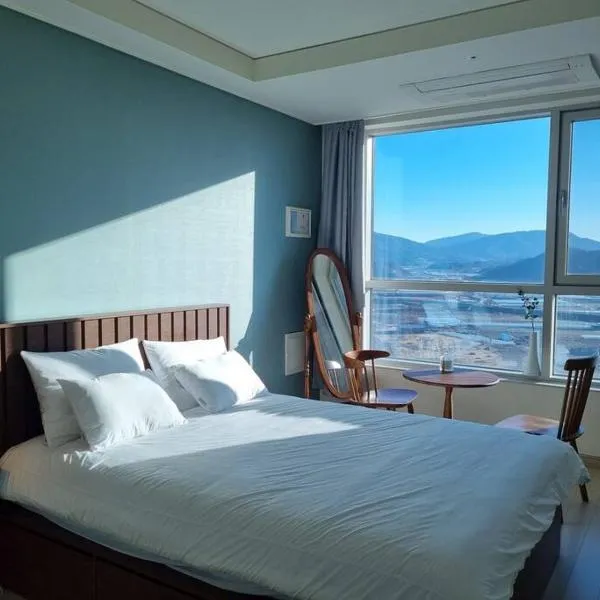 1-2 Mins from KTX Calm Wood Tone Beautiful Night View House, hotel in Namt'ong-dong