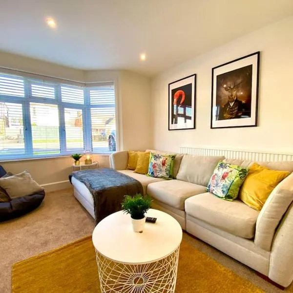 Spacious 3 Bedroom House - 5 Minutes to the nearest Beach! - Great Location - Garden - Parking - Fast WiFi - Smart TV - Newly decorated - sleeps up to 7! Close to Poole & Bournemouth & Sandbanks, viešbutis mieste Lytchett Minster