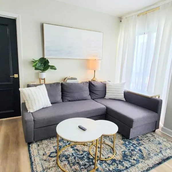 Remodeled 2BD/2BA Condo mins from Universal Studio, hotel in Orlando