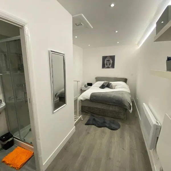 Cozy garden room in Uxbridge, hotel in Uxbridge