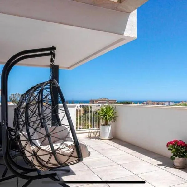 Spacious 3 Bedroom with 2 Terraces, pool, and walking distance to the beach, hotel a La Cala de Mijas