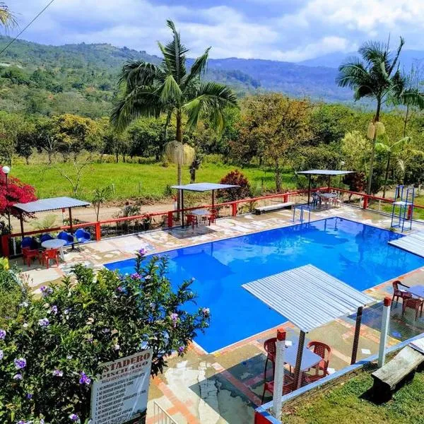 Agradable casa de campo con piscina, campo de tejo, hotel in Zetaquira