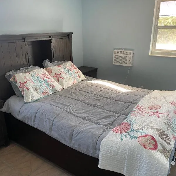 Awesome waterfront Condo #5, hotel in Punta Gorda