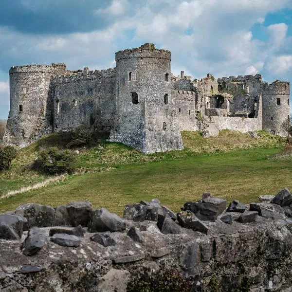 Queens Holiday Apartment, ξενοδοχείο σε Pembroke Dock