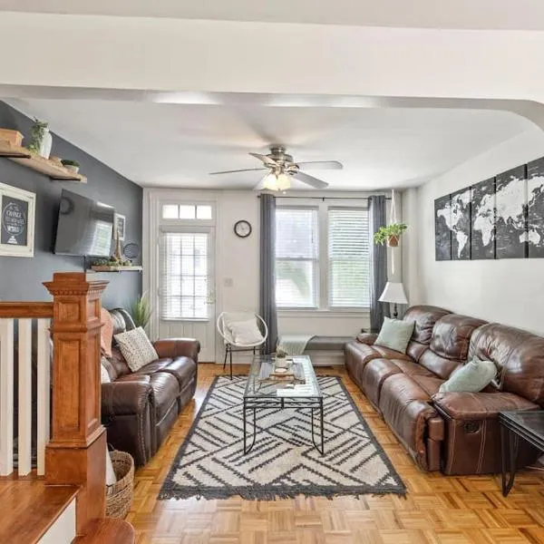 Rare City Home w/ Backyard Fire-pit & Hottub, hotell sihtkohas Lancaster
