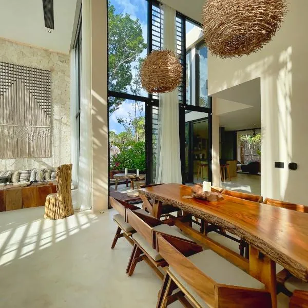 Jungle-chic luxurious Tulum home, hotel i Tulum