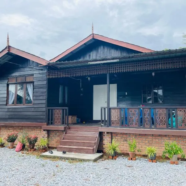NAZIRIN HOMESTAY D’VILLAGE MUAR BATU PAHAT, hotel in Semerah