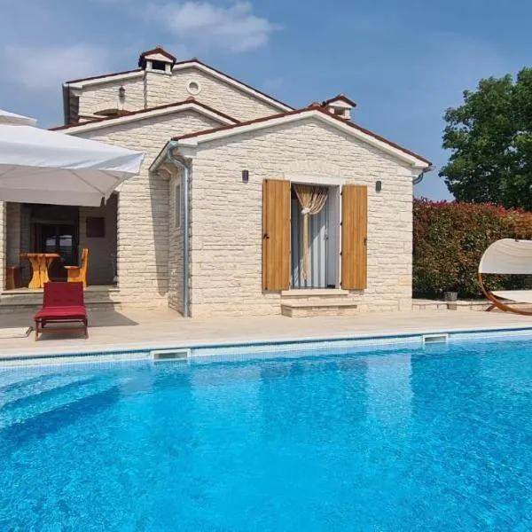 Villa Stella, hotel i Tinjan
