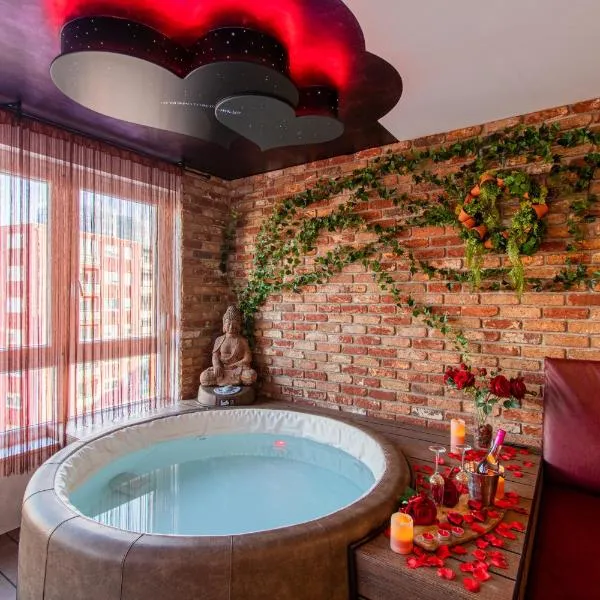 Jacuzzi - Love - BDSM - Extra Luxury - EV chargger - Valentine's Day - Red Room - Flexible SelfCheckIns 28, hotel in Zagreb