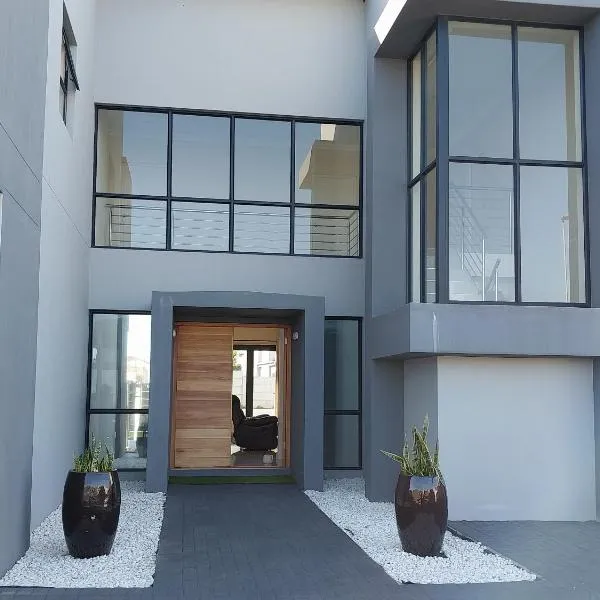 LND GUEST HOUSE, hotel in Bloubergstrand