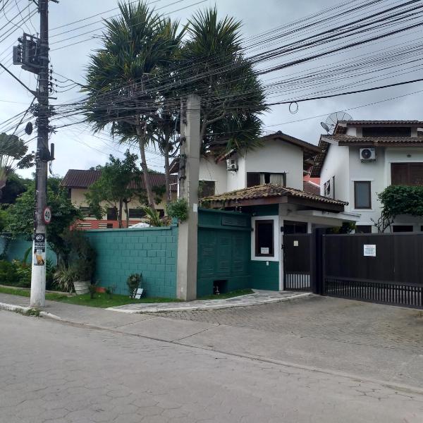 Casa em Juquehy, condomínio com piscina, área verde a 700 m da praia