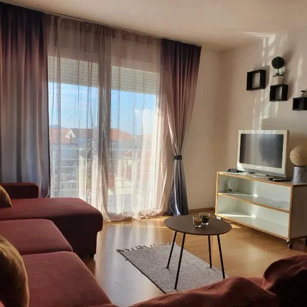 Cozy Two-Bedroom Apartment, hotelli kohteessa Žarović