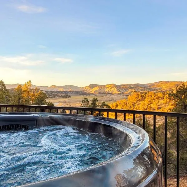 Overlook Cabin. Romantic Views Fire Pit/Hot Tub & Zion Adventure, hotel in Orderville