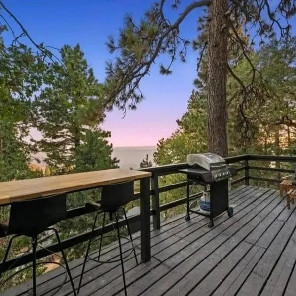 Updated Mountain Cabin Retreat with 180 views off Deck and Balcony, hótel í Lake Arrowhead