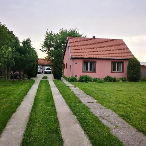 Little village house, viešbutis mieste Káty