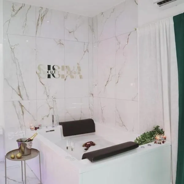 Sisina Luxury Room Jacuzzi & Piscina、ポルティチのホテル