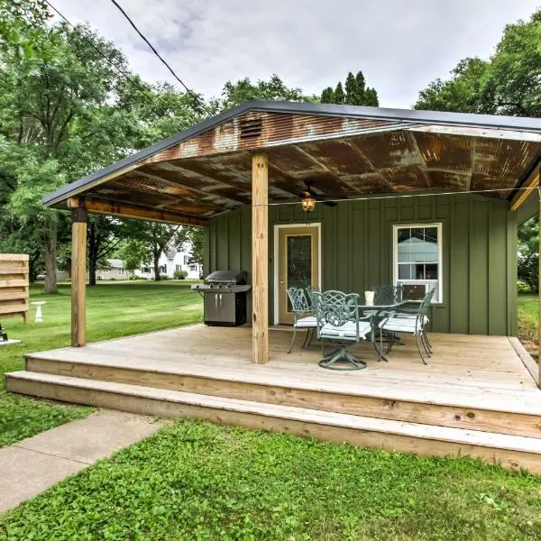 Lake Pepin Cottage w/ Patio - Walk to the Marina!, hotel em Pepin