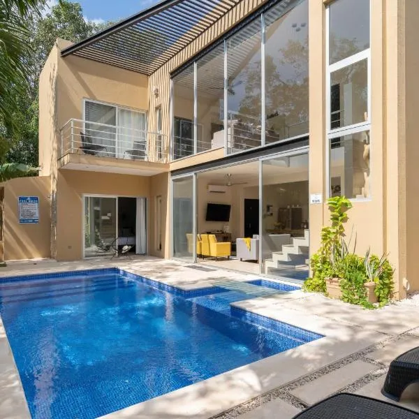 Tulum Private Modern Villa-Pool Beds-AC-Internet-Parking-Grill, hotel in Tulum