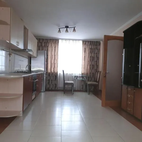 Апартаменти 100 кв.м на Шота Руставелі, hotel in Odesa