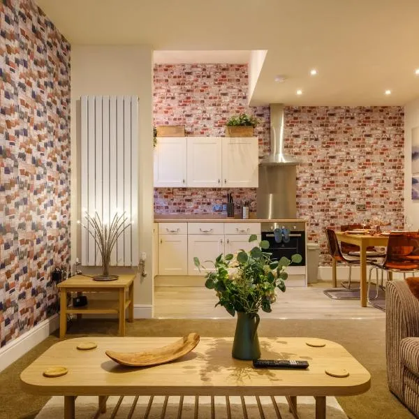 Flat 2, The Old Antiques Warehouse - FREE off-site Health Club access with Pool, Sauna, Steam Room & Gym, hotel in Bowness-on-Windermere