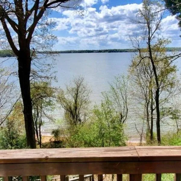 2 BR Newly Renovated Waterfront Home; 10 min from MGM & the Gaylord, hotel v destinaci Fort Washington